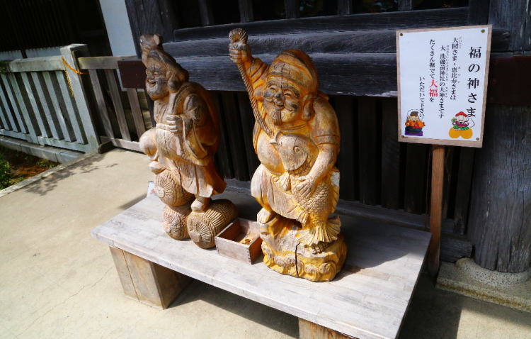 大国様と恵比須様の木彫りの像