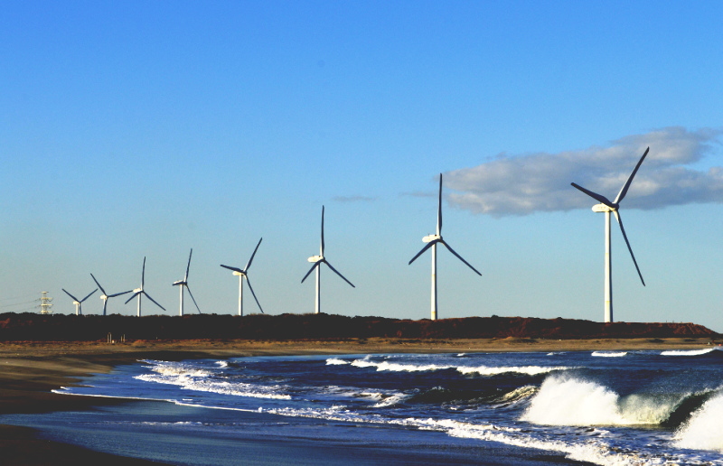 茨城県神栖市の海岸と風力発電
