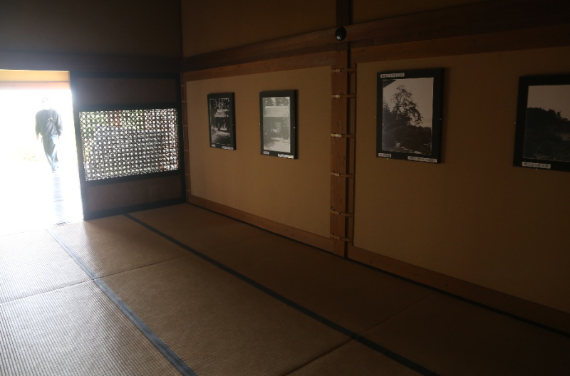 入側に展示されている再建前の好文亭の写真