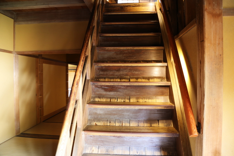1階から2階に向かう好文亭の急な階段