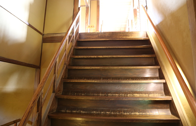 2階から3階に向かっていく急な階段