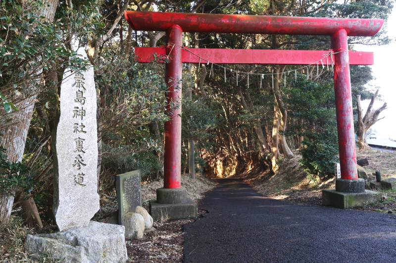 鉾田市・厳島神社の裏参道の入口にある赤い鳥居